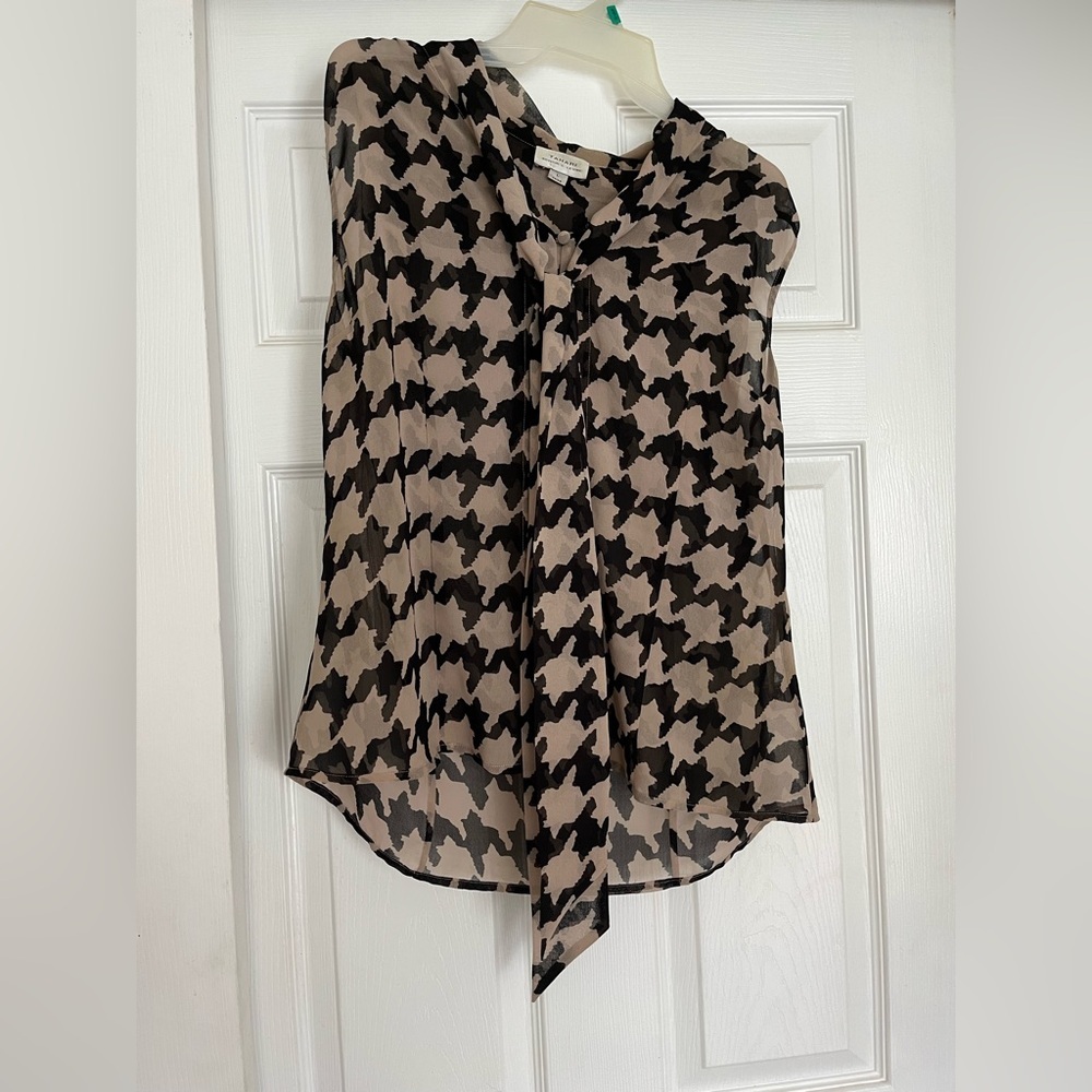 Stylish Black and Cream Women's Top Tahari Sleevless Blouse Size Large - Picture 2 of 13